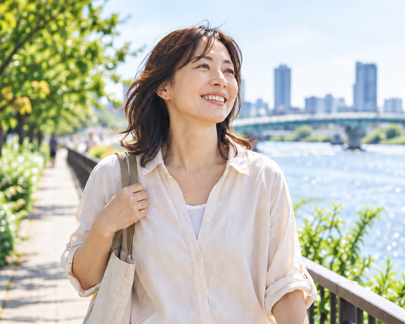 川沿いを晴れやかな表情で歩く女性のイメージ。AI生成画像